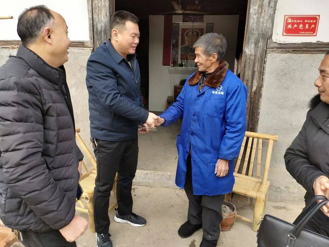 荣山镇党委书记走访慰问省劳模退休党支部书记