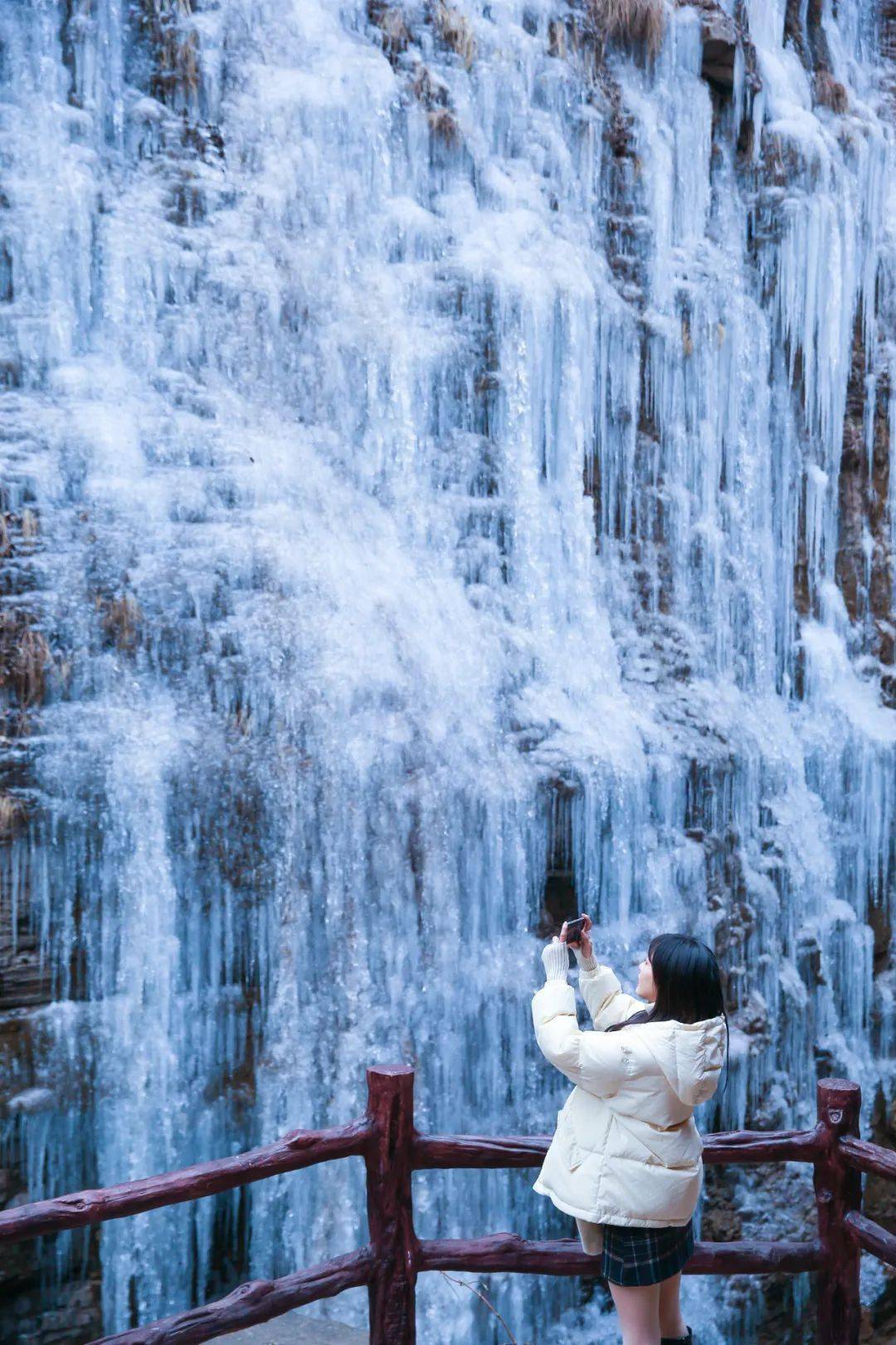 央媒報道,全網刷屏!雲臺山冰瀑奇觀美上熱搜!_峽谷