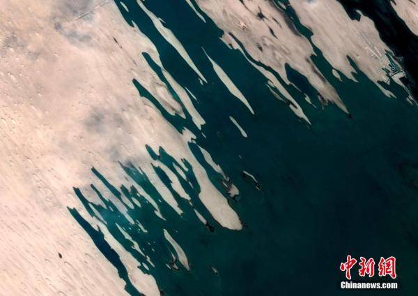 太空视角下的柴达木盆地：盐湖如翡翠群山似彩绘