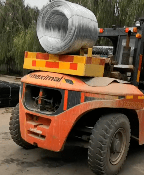 叉车作业险翻车,这也能当配重?