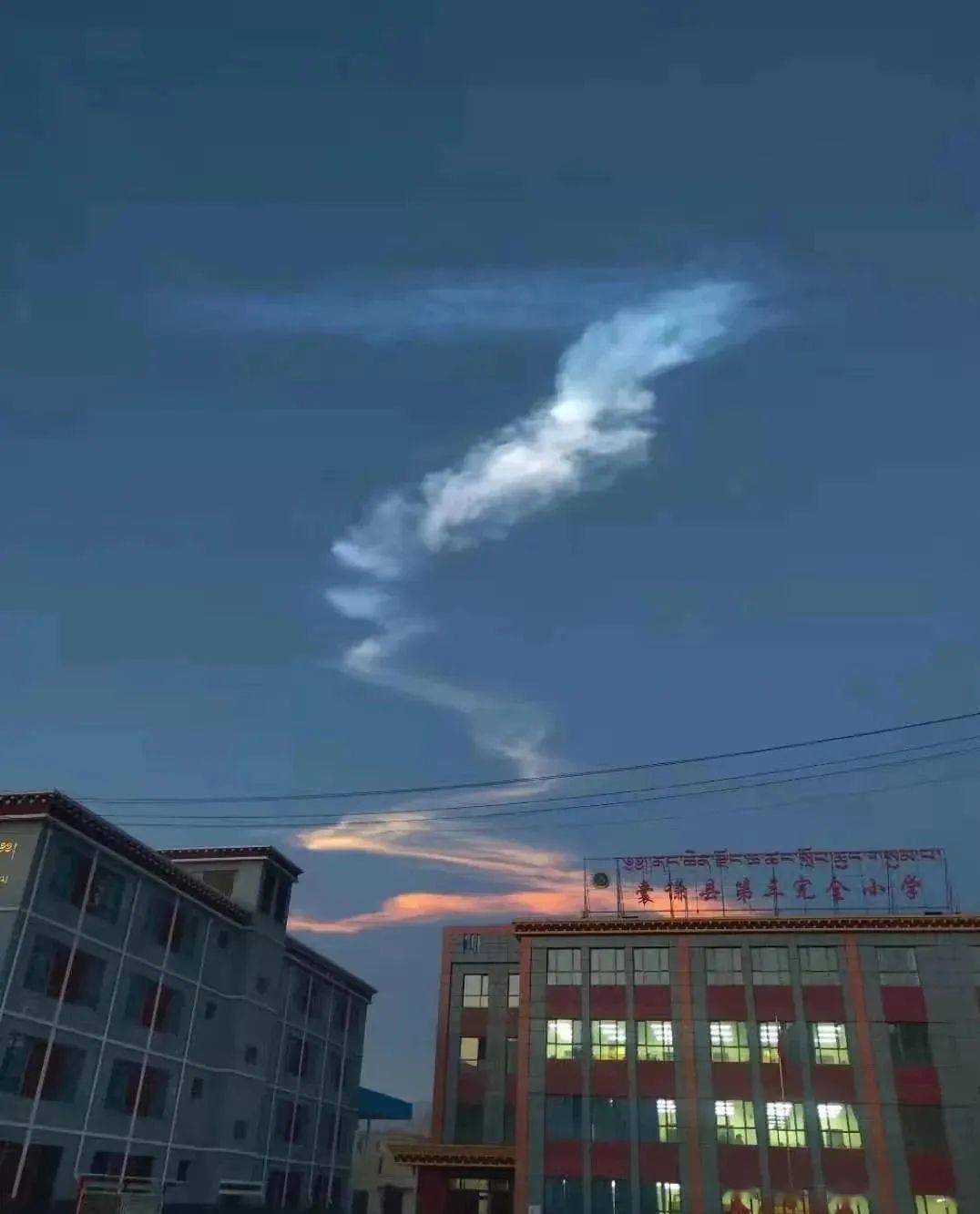 青海上空惊现不明飞行物