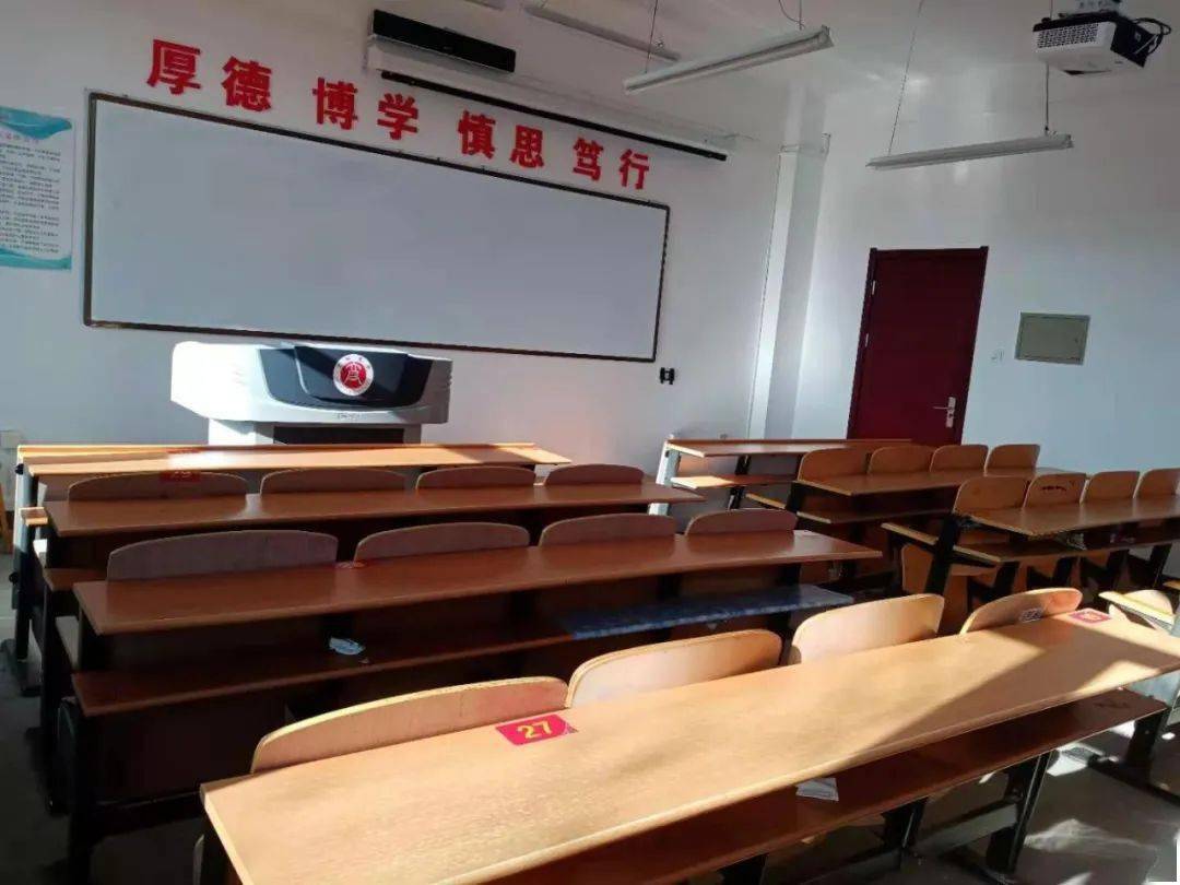 烙印在心中佩戴在胸前可上面印着"山西大同大学"的名字这数字看起来很