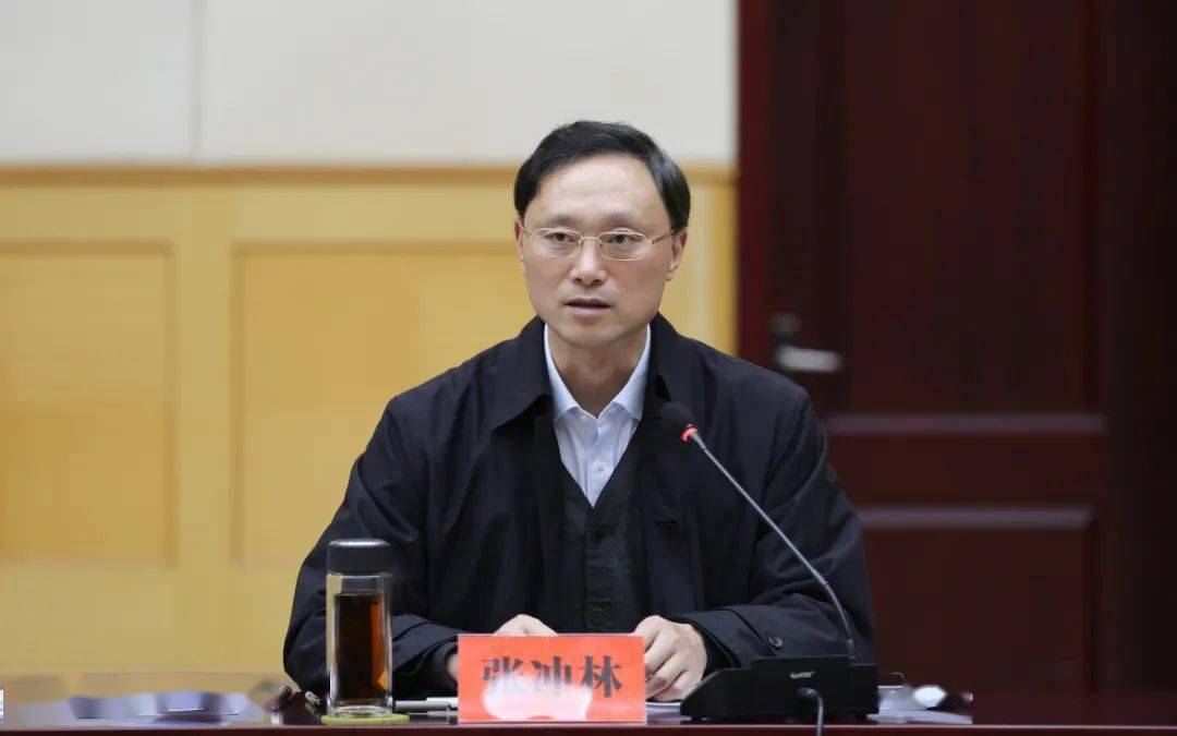 区委常委,常务副区长沈启涛主持.