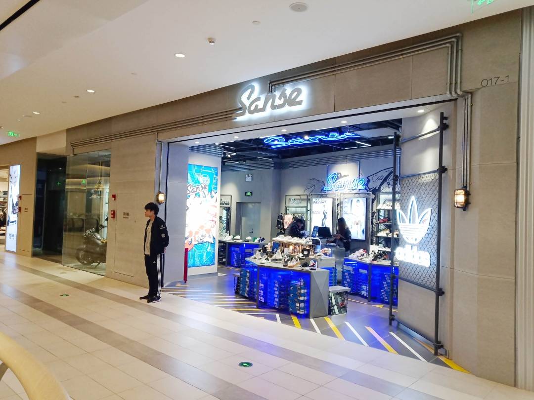 广州运动店铺装修实例装修公司用百信广场bsanse店铺装修展示