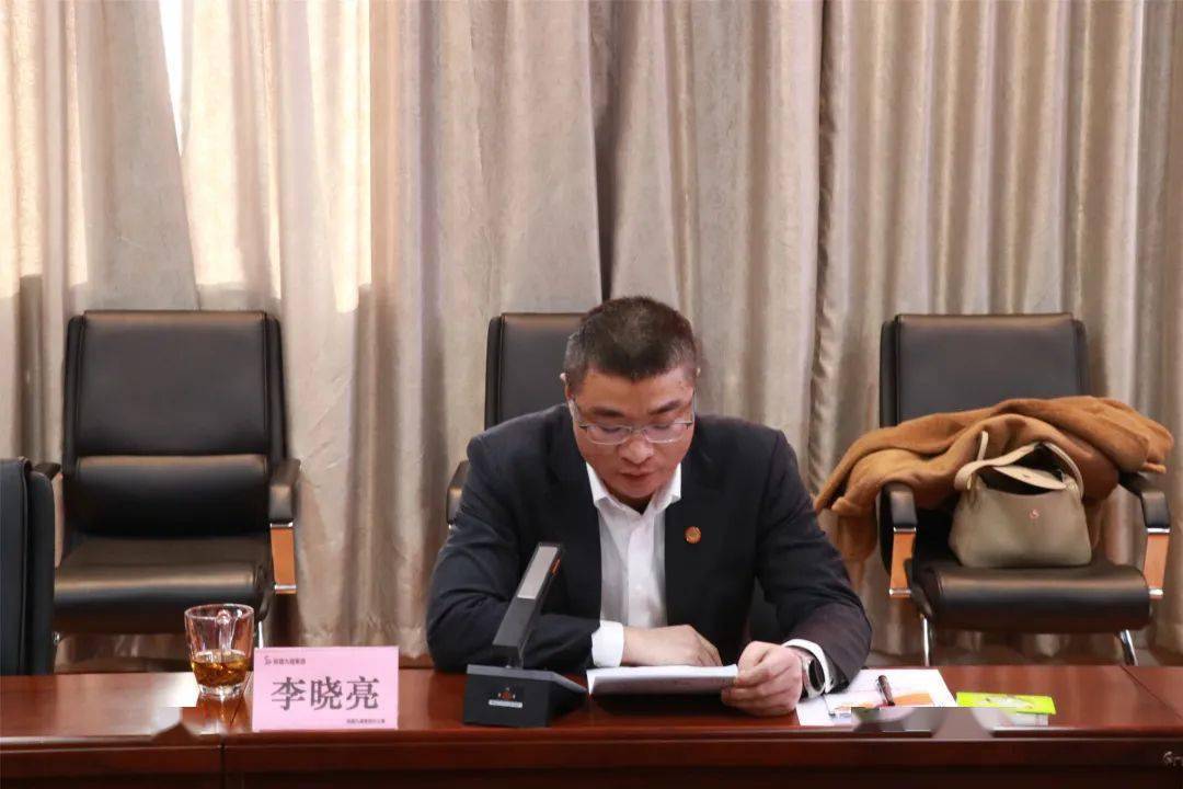 在吴征领学下,与会人员集中学习了党的十九届五中全会精神.