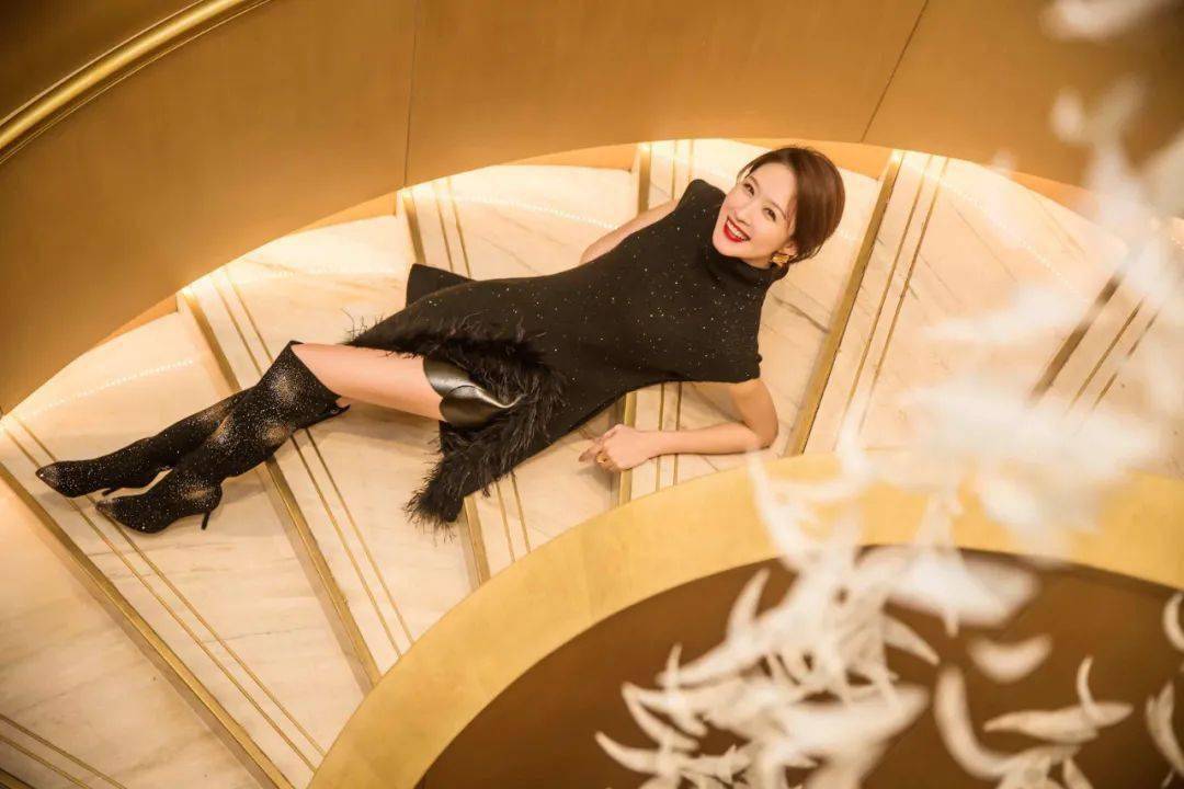 张雯平安夜圣诞组图 黑色魅惑邂逅节日浪漫