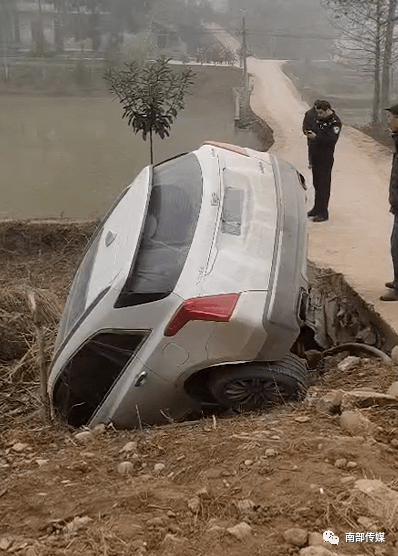 南部一日发生两起车祸,车子来了个"倒栽葱"