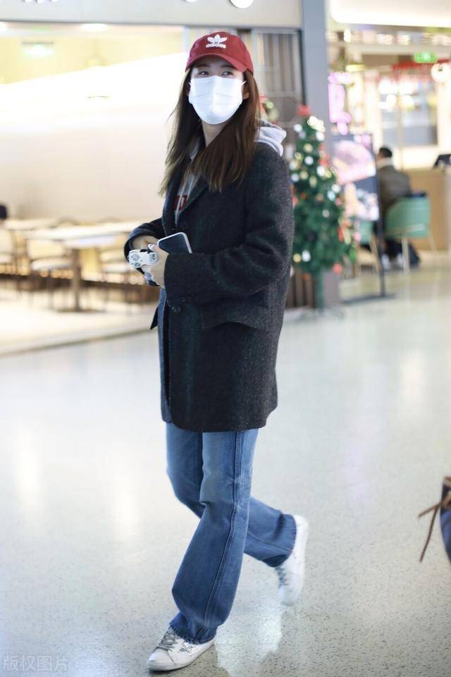 张子萱穿黑色小西装搭配牛仔裤现身一路低头玩手机赶路程