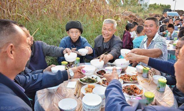 农村酒席奇怪现象如今白酒啤酒成摆设为啥人们不喝酒了