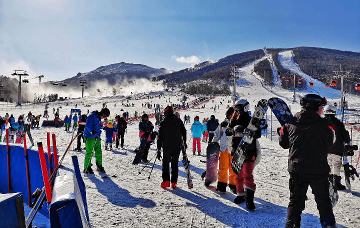 张家口滑雪产业释放惊人消费潜力 七成滑雪者来自北京