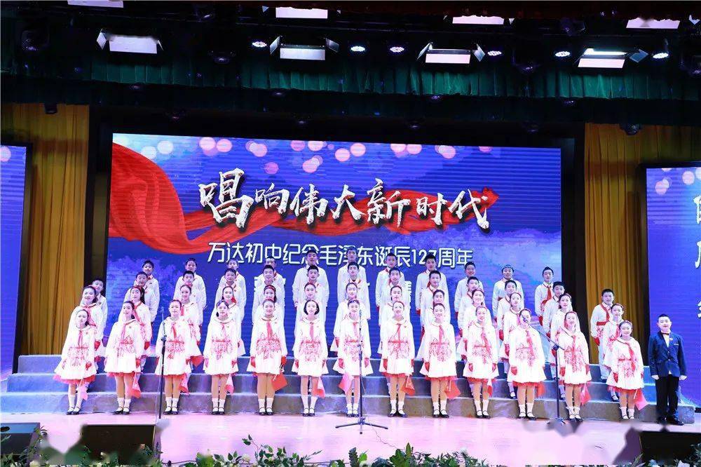 17班合唱曲目:《我仰望五星红旗》指导老师:何飞 钢琴伴奏:何飞指挥