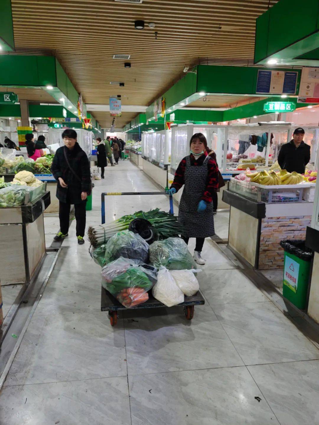 的确,面前的蔬菜区,一个年轻的女商户已经把各种菜品摆上了台面,台子