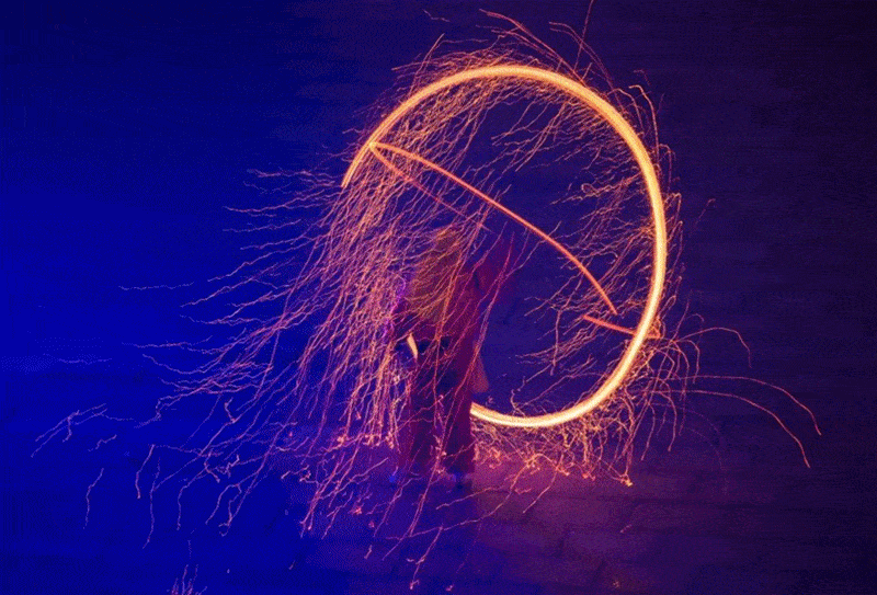 操控下极具惊险与观赏性的火流星◎示意图此等精彩岂能错过巧过障碍