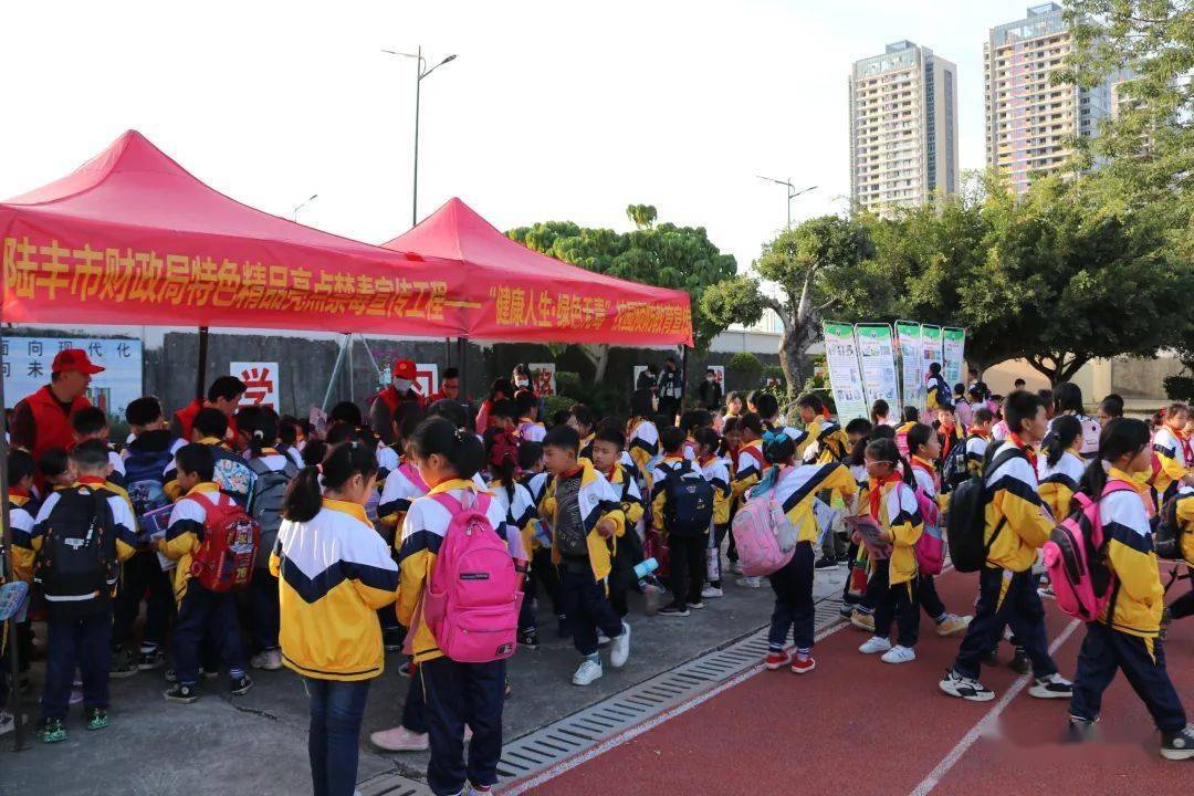 据了解,挂驻东海镇白箖村以来,市财政局经常深入村,学校开展禁毒宣传