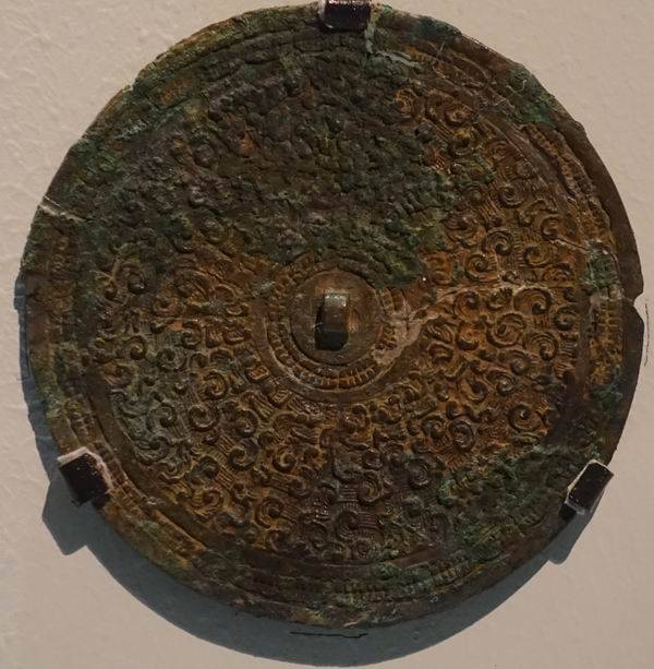 览镜鉴微:国博"镜里千秋"展中铜镜发掘品的考古故事