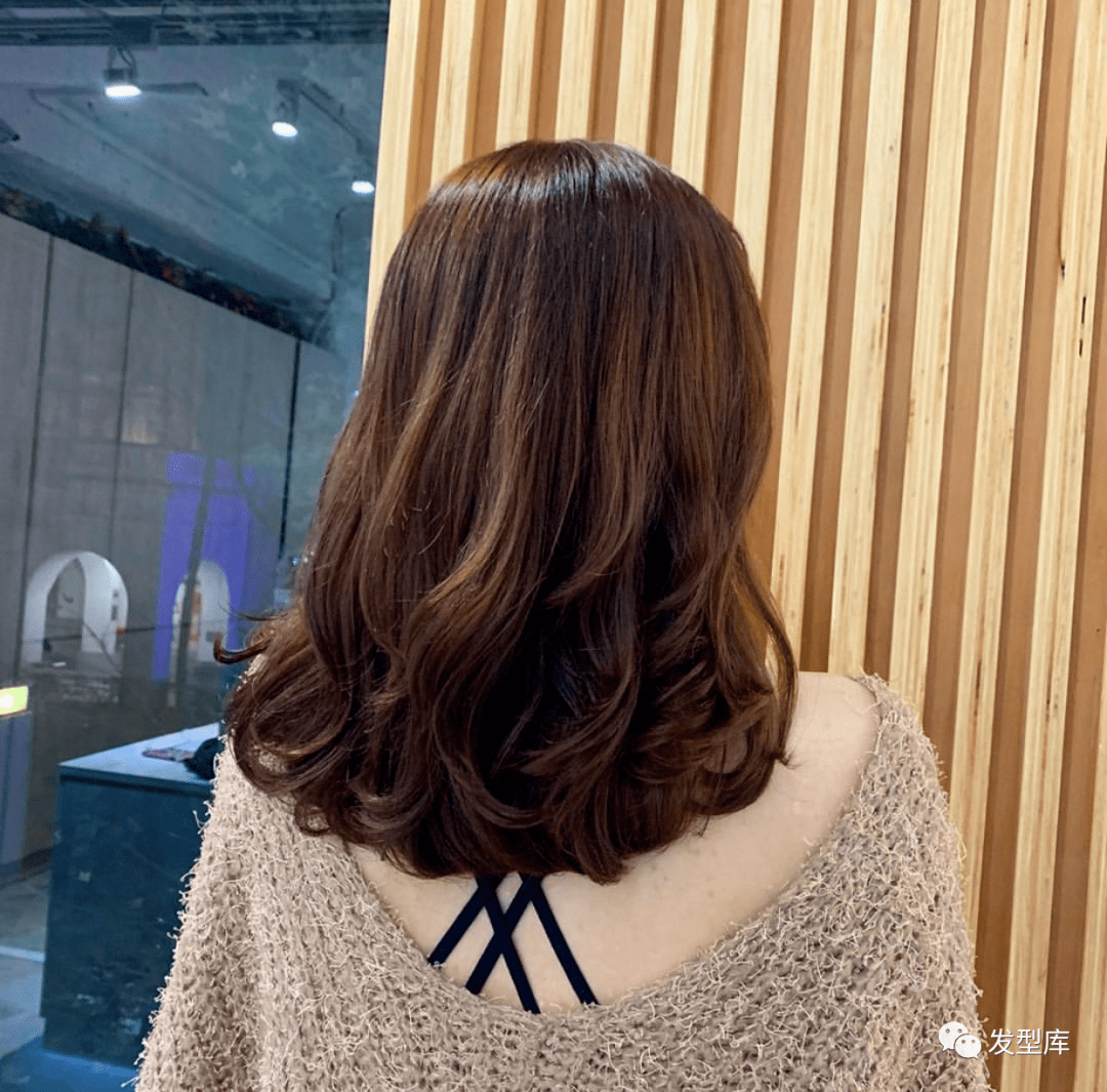 秋冬减龄又好打理的半头卷发型