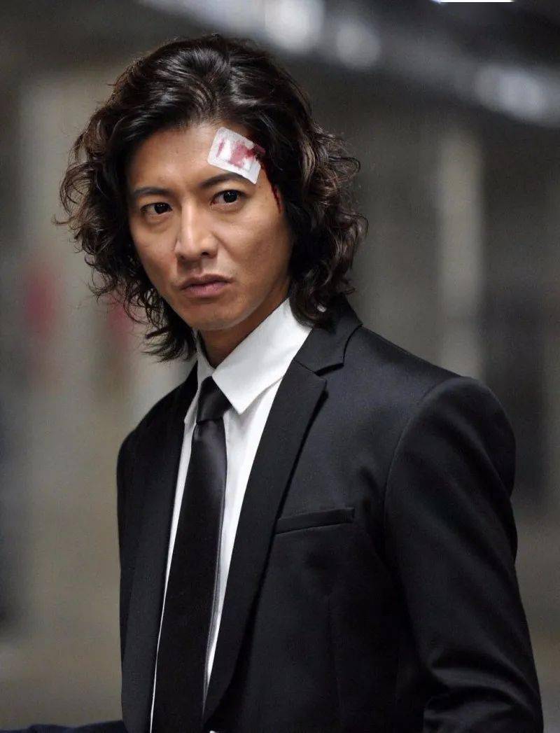 精致耐看的五官与心型脸,他的长发造型曾经是引领日本男性的发型潮流