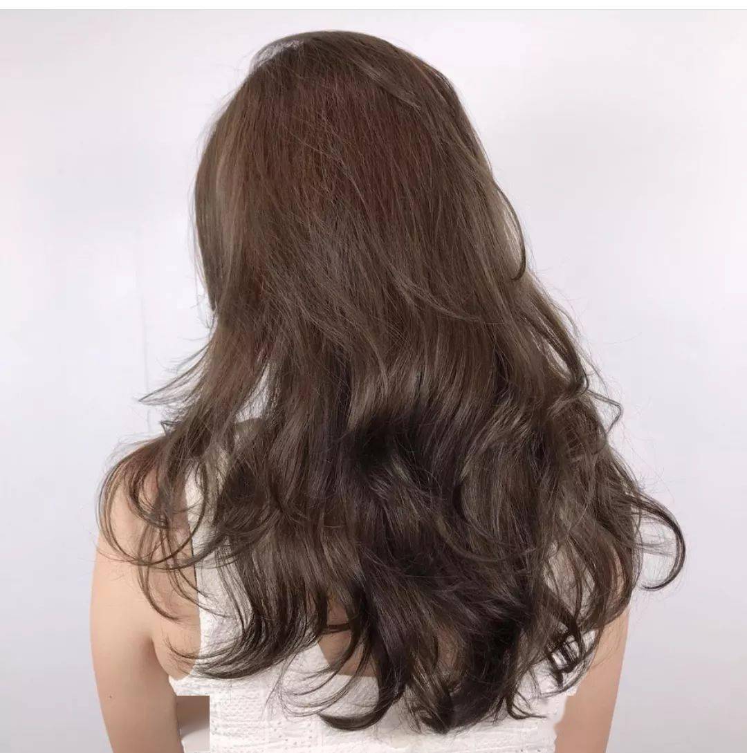 秋冬减龄又好打理的半头卷发型