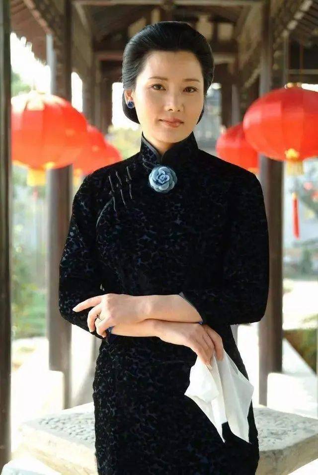 55岁何赛飞风韵犹存穿短旗袍配奶奶头真迷人天庭饱满一脸福相