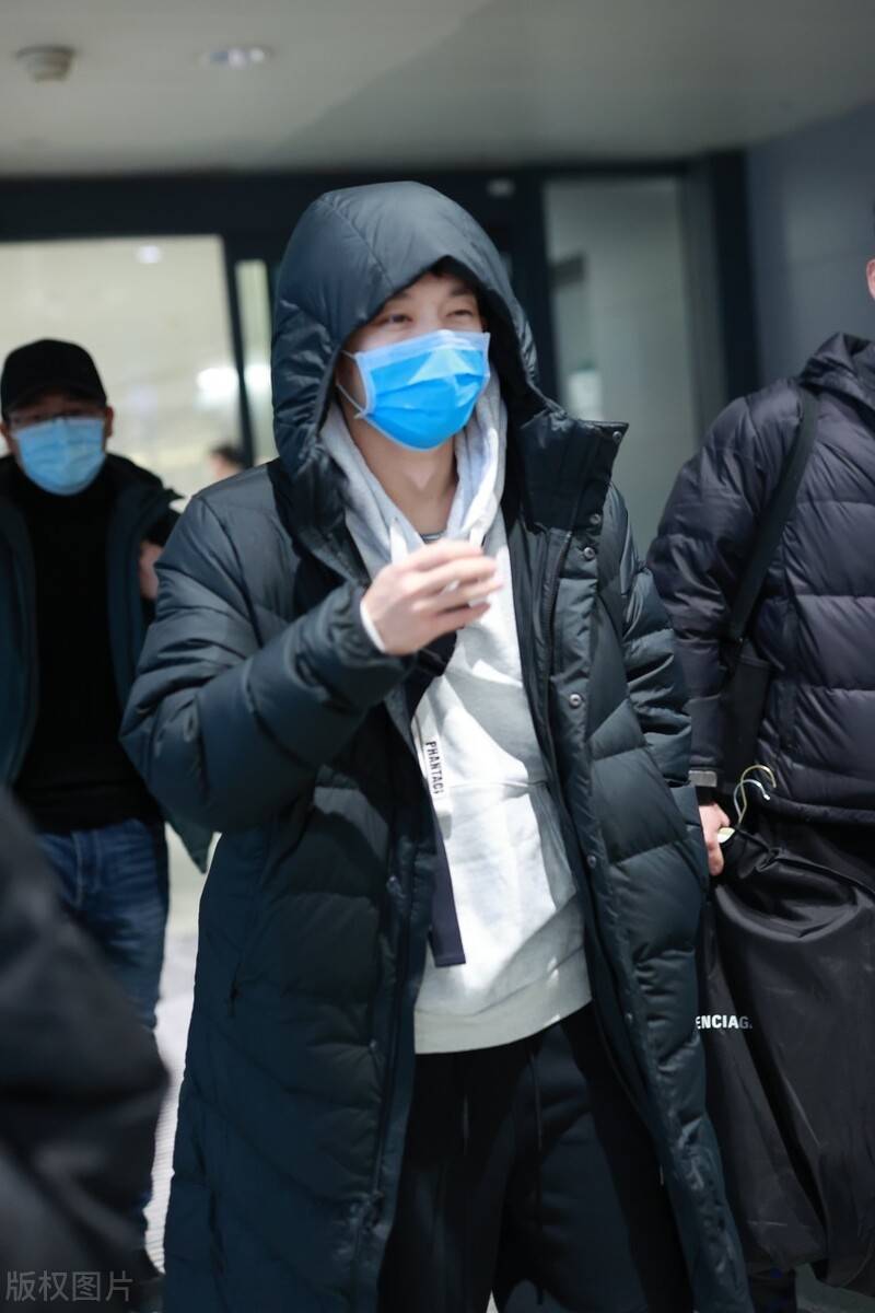 董子健为大江大河2机场做宣传穿搭随性是他的性格