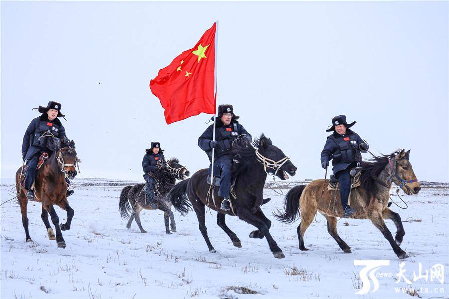 高清组图骑马踏雪巡边
