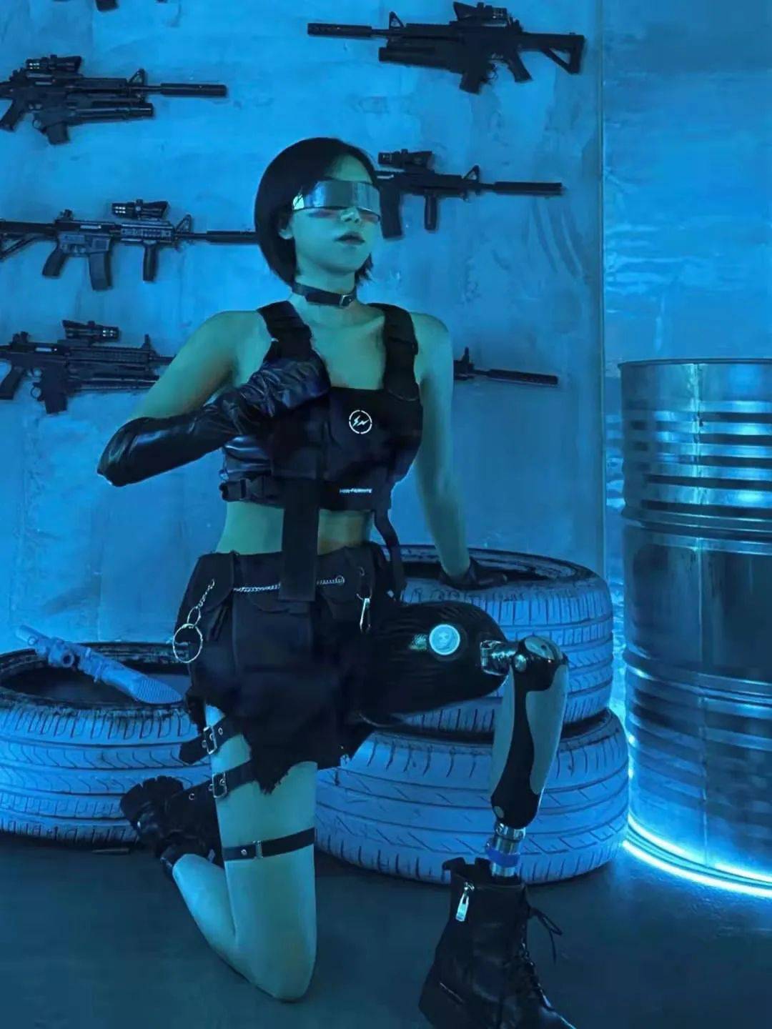 是的,小杨有点"特别".穿搭博主与机械战警居然能联系在一起?