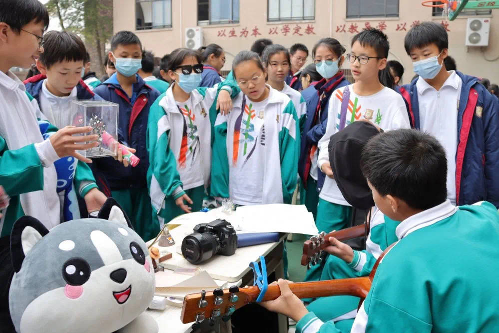 師生同賀廣東實驗中學南海學校迎十週年校慶