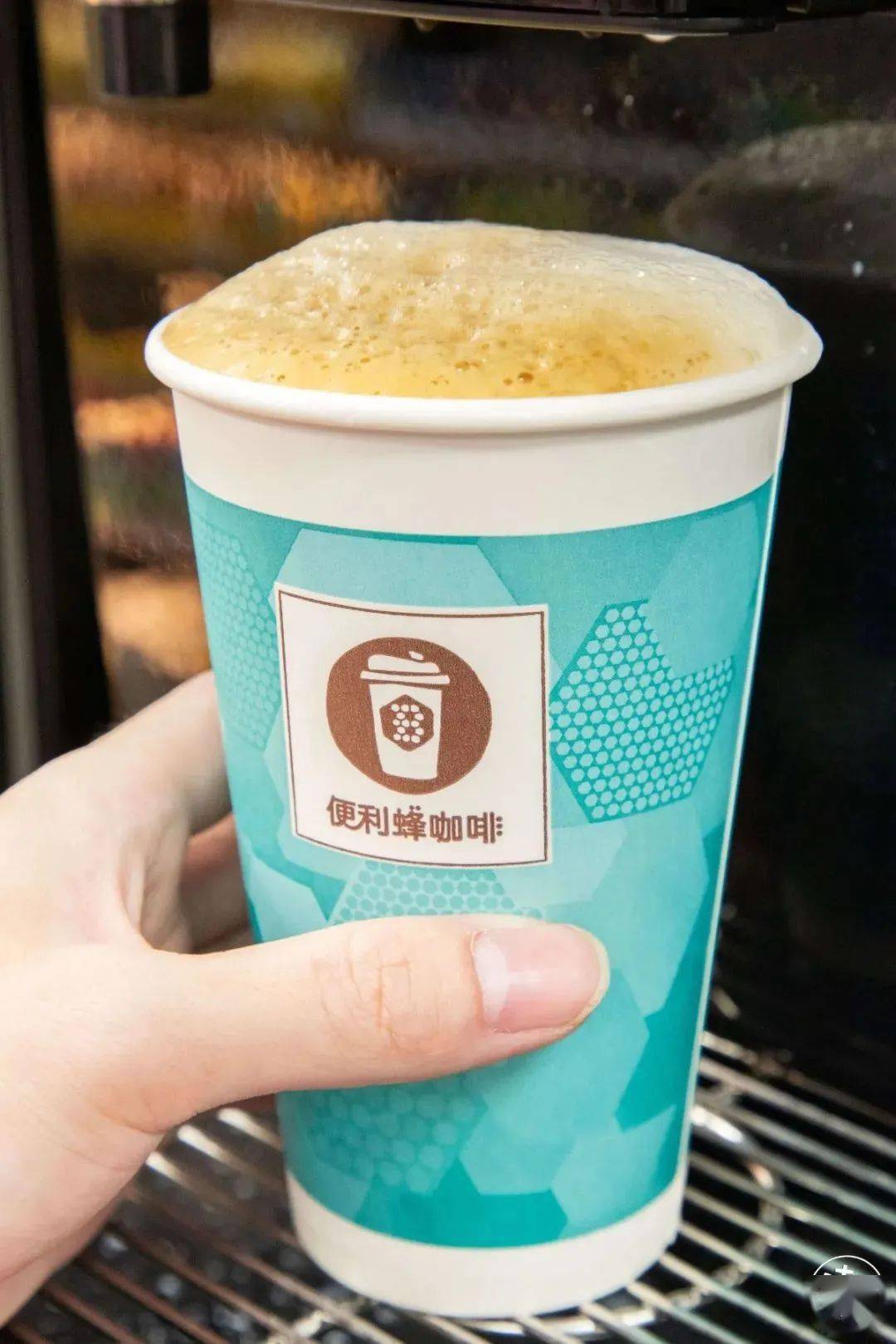 值得一提的是,便利蜂的咖啡采用瑞士franke自动咖啡机纯自助操作,咖啡