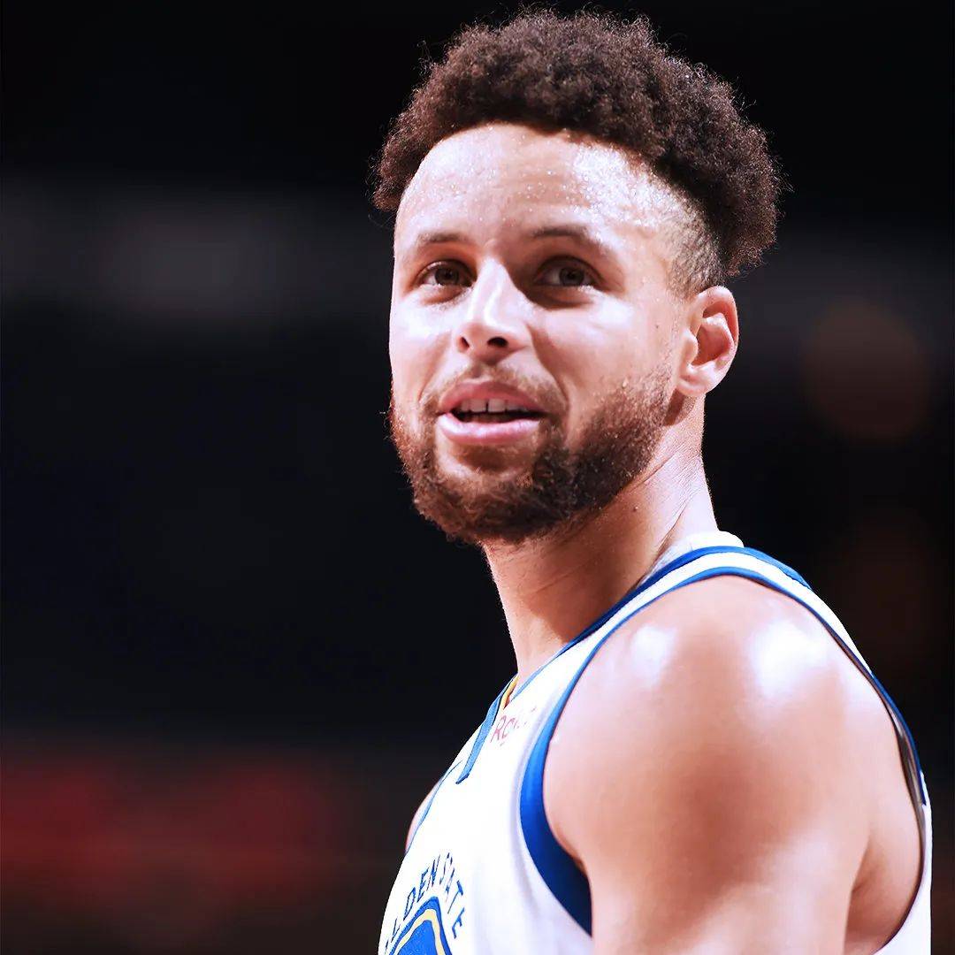 库里解除发型魔咒,换回昔日发型,并表示不会再留地垄沟!