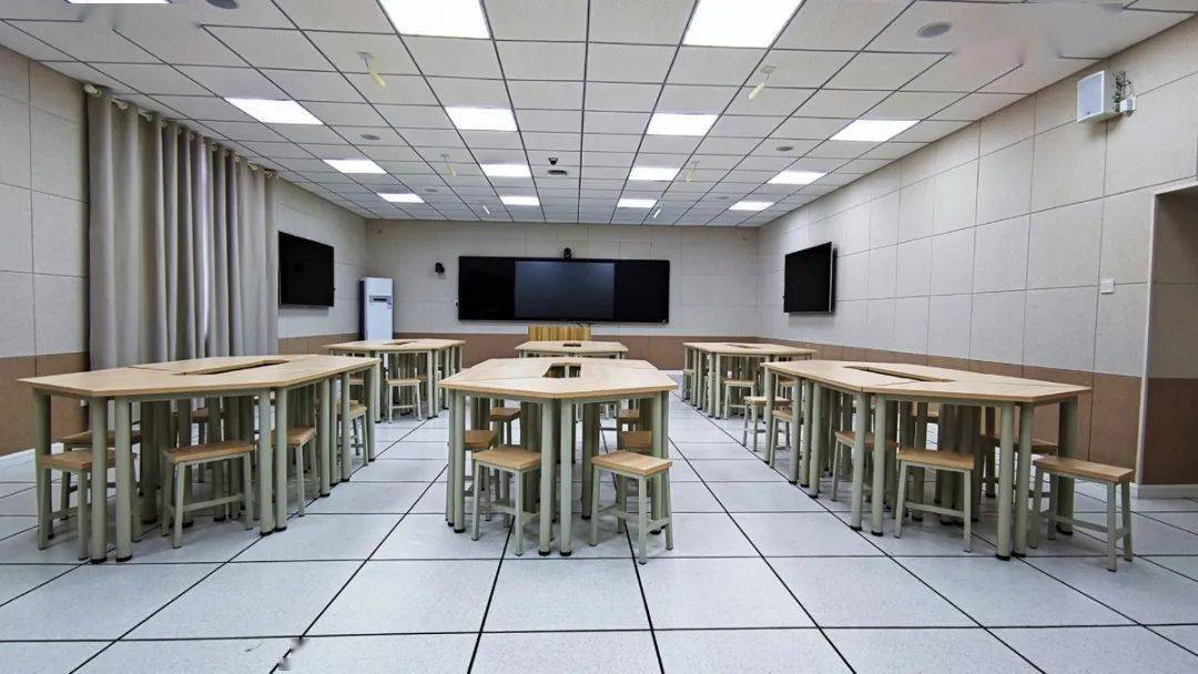 示范建设  |  我校"录直播智慧教室 校园电视台"项目建成并投入使用