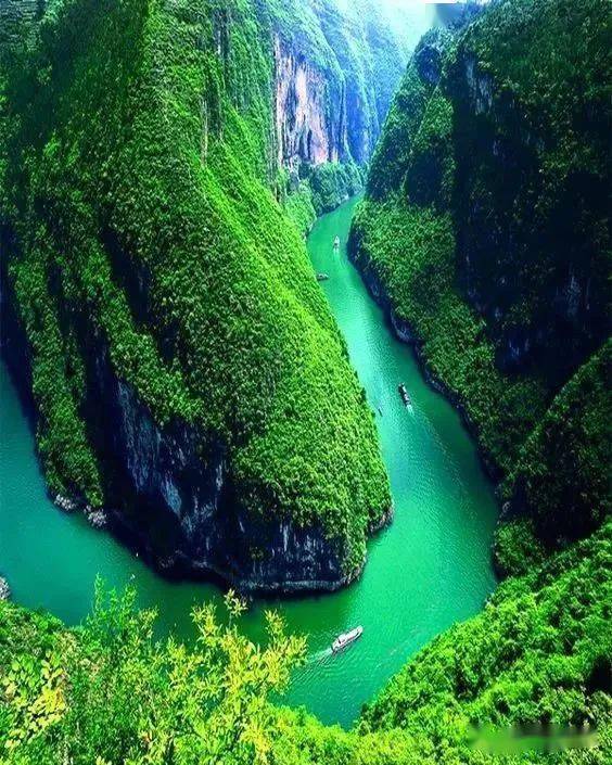 激流直下的长江,照亮了中国南方长江源的通天河干流流过玉树巴塘河口