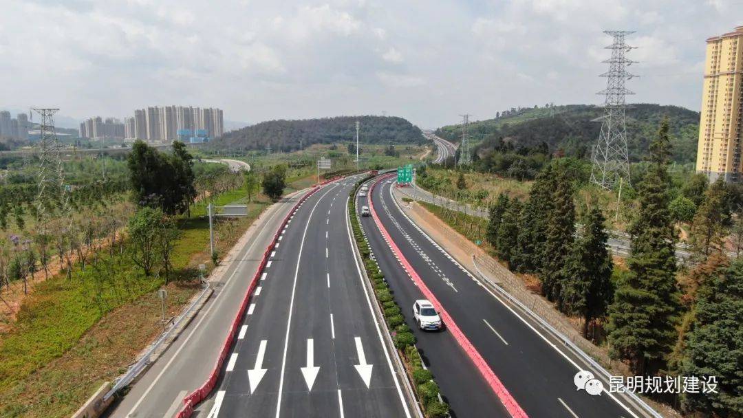 汽车双向通行昆玉高速公路鸣泉立交至大渔立交段进行货运车辆限行管理