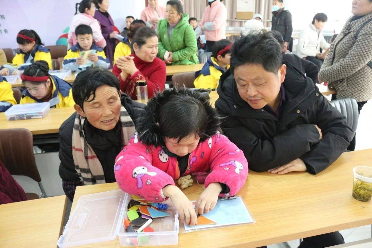 安徽淮南:图书馆里特殊儿童共迎新年