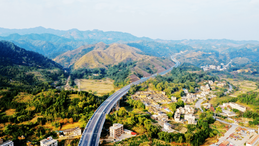 据了解,荔玉高速公路建成通车后,将惠及沿线40个乡镇220多万人,荔浦市