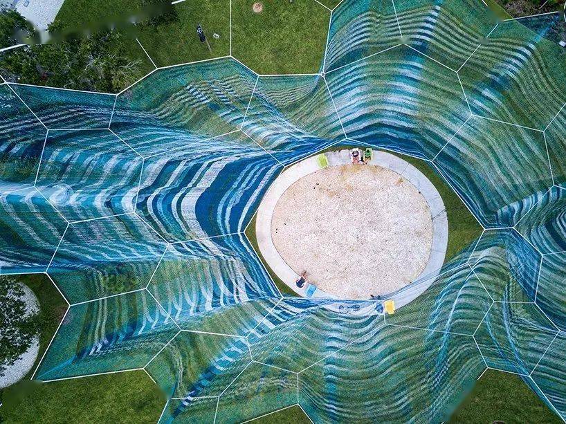 janetechelman蜉蝣雕塑下的渔网诱惑