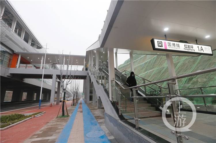 重庆曹家湾地铁站逆袭引外国网民热议记者现场打探附近高楼林立