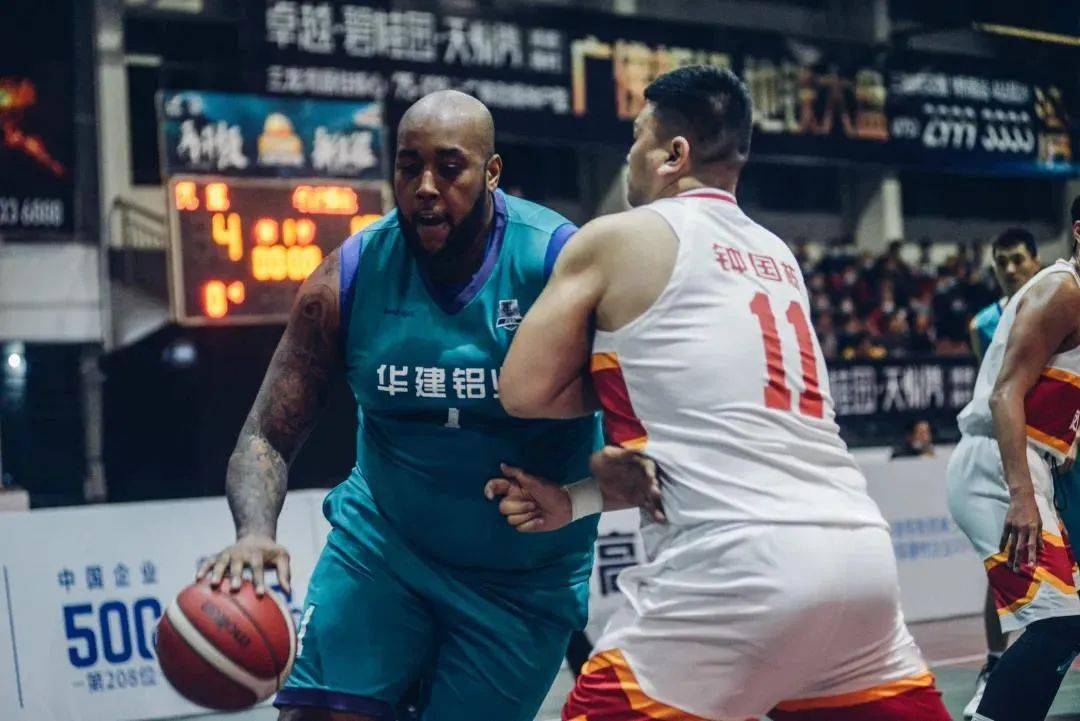 比赛一开始,华建铝业18号张振虎连下三球,后又抢断助攻6号向紫龙打进