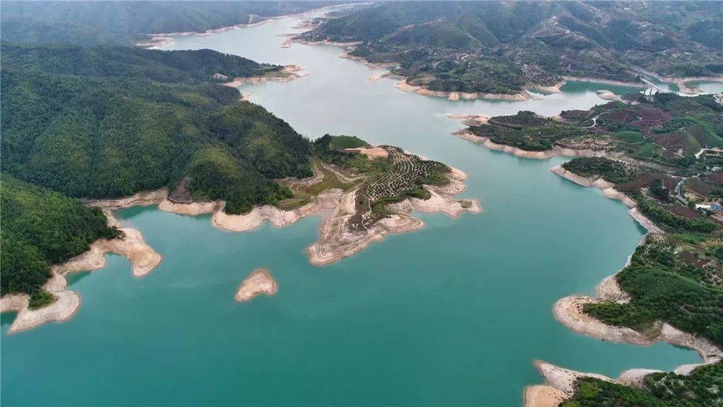 12月15日,山区气温已经降到零下,但泰顺"华东大峡谷氡泉旅游度假区