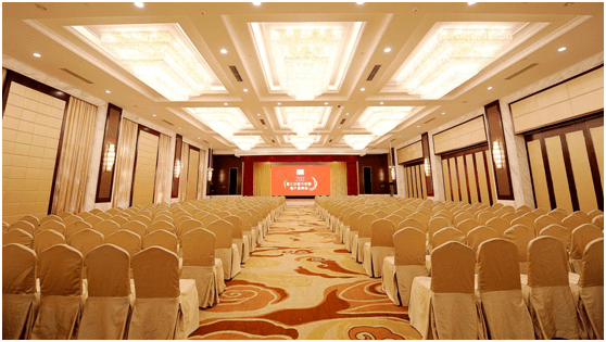 酒店的金色大厅总建筑面积约2300平方米,超大的无柱式宴会厅可容纳近