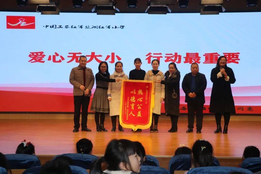 山西运城盐湖区红军小学举办跳蚤市场,助力公益发展