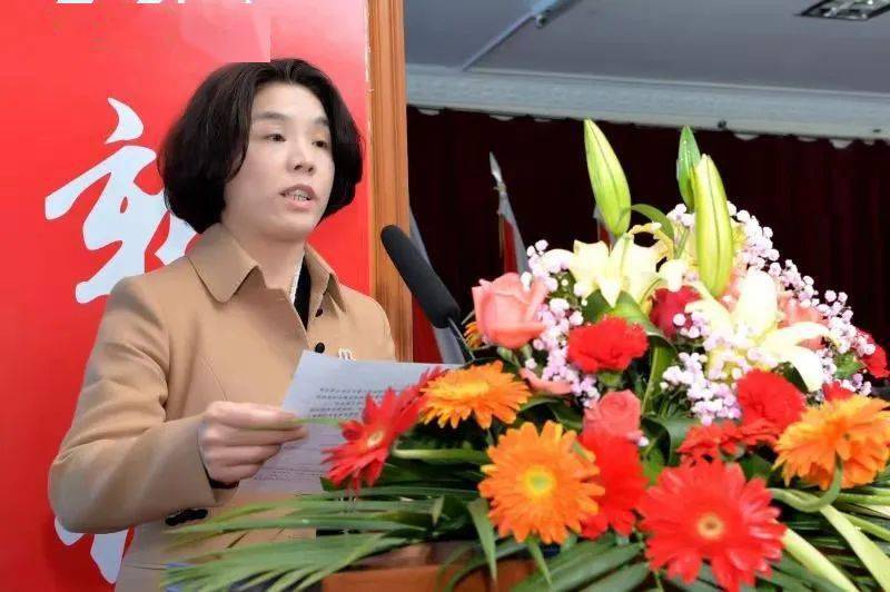 晋江市民政局局长吴丽婷女士宣读晋江市东石镇妇女发展促进会成立