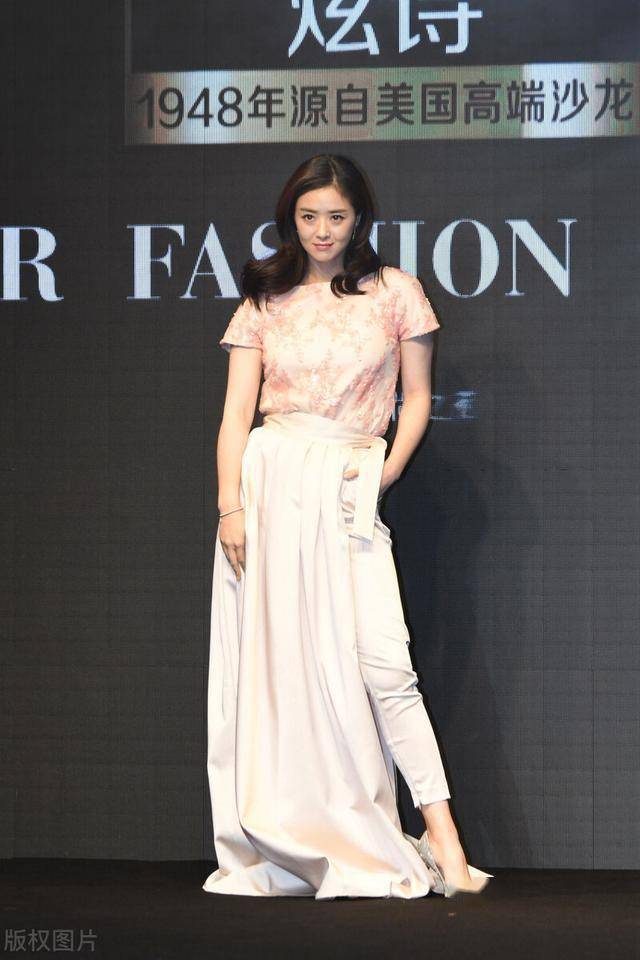 41岁蒋欣舞台走秀,这年龄好美丽