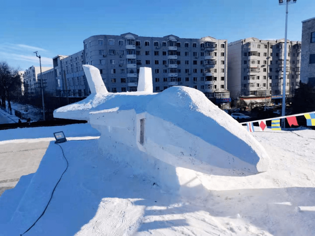 巨型航母城堡滑梯亮相道外区街头丨区城管局制作多处雪雕作品
