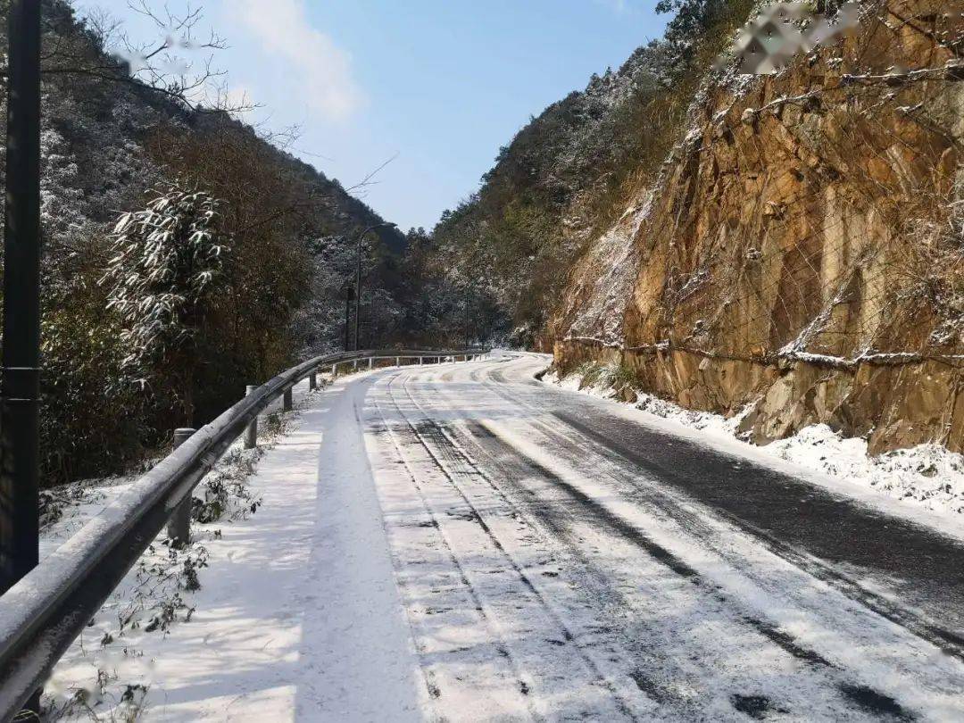 闻雪而动区公路部门除雪保畅不停歇
