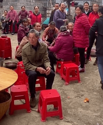 千万别中途离开和大妈们一桌吃饭冷哥真心建议酒席就是最好的消息传播