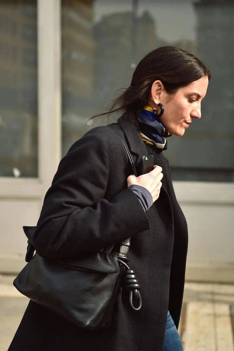 4款经典大衣穿搭模版,配条围巾更完美!_黑色