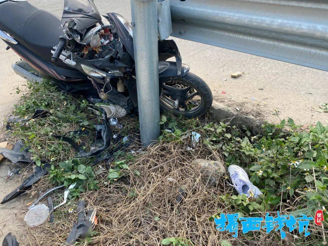 揭西某路段发生交通事故,致摩托车受损严重,现场留下一滩血迹