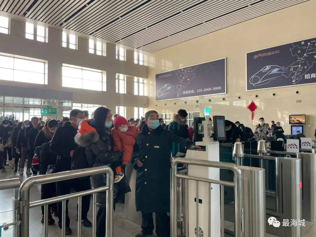 致敬寒冬里的城市守门人铁路工作者