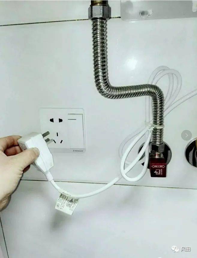 2, 拔掉热水器电源插头1, 关闭燃气热水器上的运行开关详细步骤如下