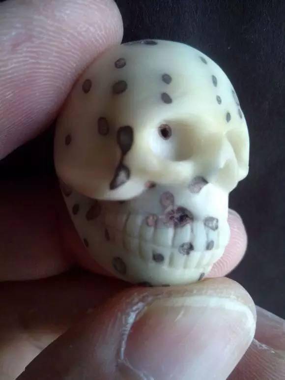 真功夫,看玩家用千眼菩提雕刻骷髅头